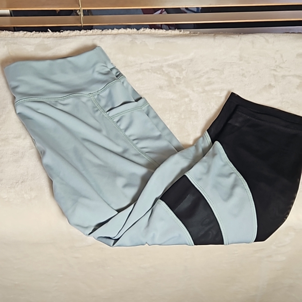 NWT Yuna exercise capri's/leggings.